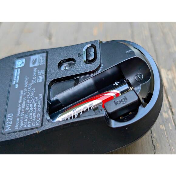 Logitech M220 Silent Wireless Mouse with Receiver - Picture 4 of 7